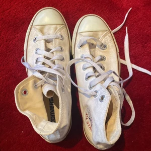 Converse - Vita converse i storlek 36. Dom är ganska gamla men dom ser ändå hyfsat fina ut. Äkta såklart. Skriv privat om ni har frågor💖 pris kan diskuteras.