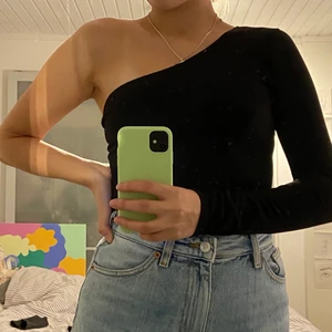 body med en arm - jättefin svart body med en arm, enkelt att klä upp och ner, och i jättefint skick! 