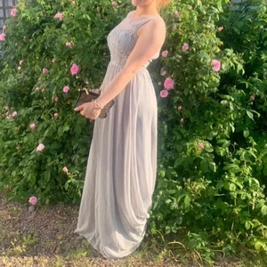 Balklänning - Superfin grå balklänning med paljetter, använd 1 gång och i superbra skick