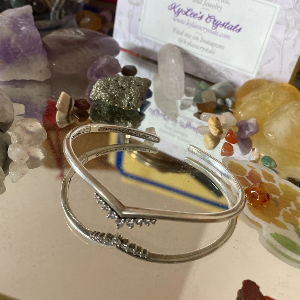 Armband köpt från Pandora. Är av äkta silver (som man kan se i sista bilden) köpt för runt 700kr. Den är one size och passar alla. Pris kan prutas ner, skriv isåfall :). Accessoarer.