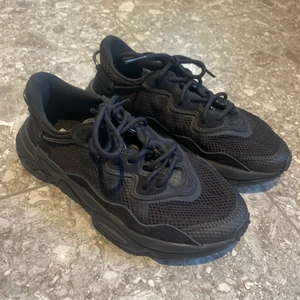 Adidas ozweego - Svarta ozweego skor köpta på jd sports för ca 2 veckor sedan, köpta för 1200kr, aldrig använda endast gått med inne lite o tyvärr är de lite små för mig, storlek 37,5. 800kr inkl frakt!