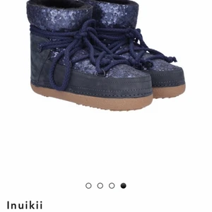 Snygga iniukki skor - Säljer dessa as snygga inuikki eftersom jag köpt ett par andra. Helt oanvända och i exakt samma skick som på andra bilden❤️ storlek 38 men passar både 37 och 38, lånade bilder då skorna är hos min mamma just nu men kan skicka egna om några dagar ❤️ nypris är 2900 och kan tänka mig att sälja för 1500 direk då jag behöver pengar🥰 tror inte skorna går att få tag i längre!