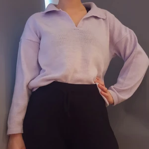 Pastell lila stickad tröja med krage. - Nästan helt oanvänd stickad tröja i pastell lila med krage. 