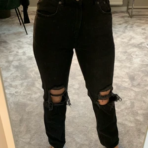 Jeans - Svarta jeans med hål vid knäna från Na-Kd i storlek 36. 🤍
