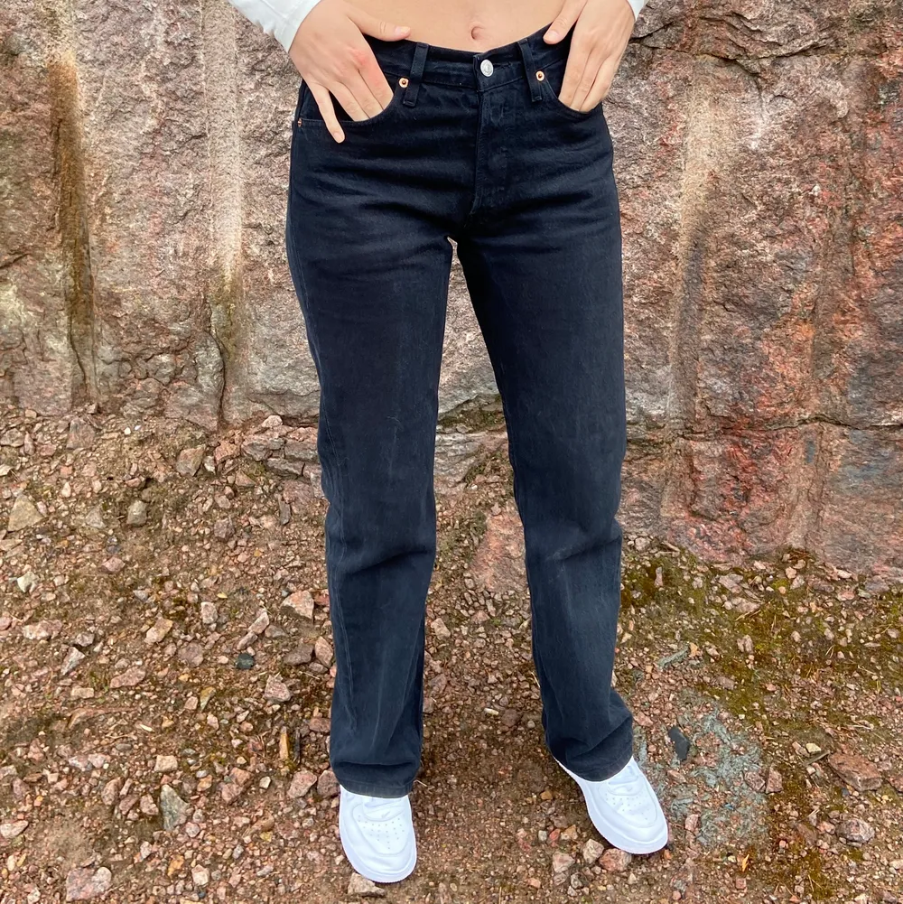 Svarta raka jeans från Levis, modell 501, i storlek 28/30 (sitter som XS och jag är 162cm lång). Medelhög midja. Använda men absolut fina! . Jeans & Byxor.