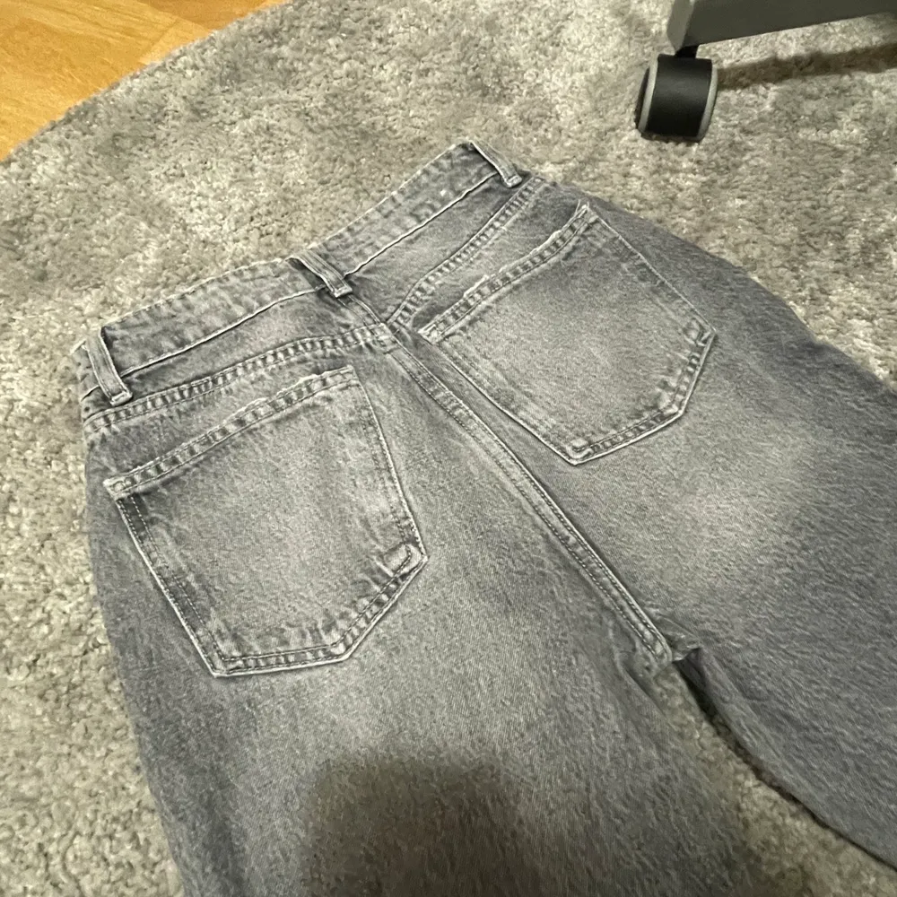 Jeansen är från zara i st 34, använda en gång och vissade dig vara för små för mig. De har en snygg urtvättad grå färg, ser ut som vintage jeans på. Orginalpris:359kr mitt pris:200kr. Jeans & Byxor.