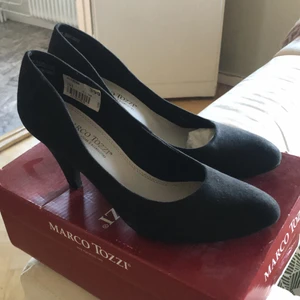 Marco Tozzi pumps  - Pumps i storlek 38 från Marco Tozzi. Mockaimitation. Klackhöjd 8 cm. Aldrig använda.
