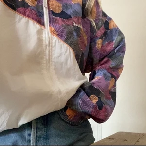 Reebok ”täckjacka” - Supercool Reebok ”täckjacka/tröja” köpt på rave i Barcelona på deras secondhandstånd!! Sparsamt använd, inga fläckar eller något!! Något fodrad med typ bomull invändigt annars tunn o skön kan användas som tröja o som tunn jacka❕Passar mig snyggt med en lite oversized fit!! Skulle säga den passar alla från xs-m beroende på hur du vill den ska sitta! Köp direkt för 200kr, kan tänka mig gå ner lite i pris.