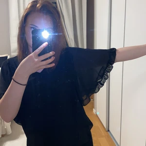 V-ringad blus med volang på ärmarna - Storlek M. Så fina ärmar!!🥰faller så fint. Endast använd två gånger!🥰