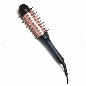 REMINGTON CB7A138 Volume & Straight Brus - REMINGTON  CB7A138 Volume & Straight Brush, denna uppvärmda keramiska borste köpte jag för ungefär 1 månad sen använd 2-3 gånger och är super bra men då jag klippt till väldigt kort hår så funkar den inte lika bra på mig längre. Köpt för 579kr
