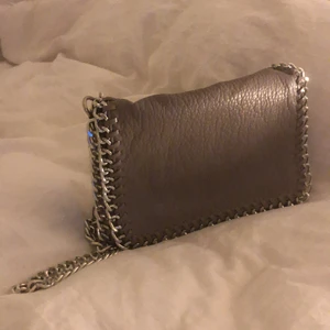 Stella McCartney inspirerad väska - Jättefin Stella McCartney inspirerad väska🤍 I princip nyskick då den tyvärr inte kommit till användning! Nypris 500 kr. Köparen står för frakt. Buda eller skriv privat!💕