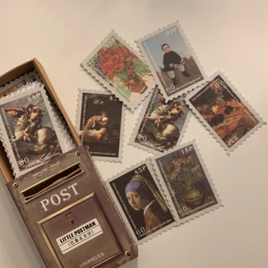 100 frimärken  - 100 frimärken i en söt liten ask. Retro/vintage inspiration🌼😄