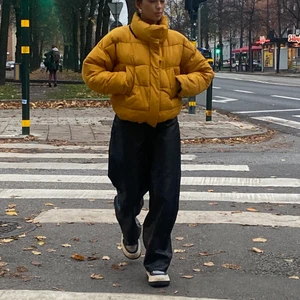 Gul dunjacka strl xs  - Cooooool gul dunjacka köpt på Urban Outfitters i London 💛 den e använd och har lite små fläckar men inget man tänker på så mycket!! Strl xs!!!!! Perfekt till vintern!!