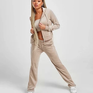 Juicy dress - Säljer min juicy dress den är oanvänd och för stor man kan köpa hela dressen för 1000! Annars kostar koftan 700 och byxorna 500! Inga skador! Säljer pågrund av att dom är förstora! Hör av er för fler bilder pris kan diskuteras!