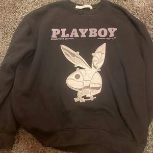 Säljer svart playboy sweatshirt. Size M bra cond inga synliga defekter bara lite sprickor i trycket. Pris kan diskuteras