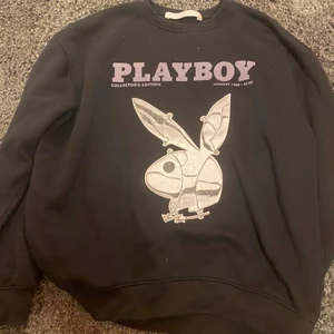 Playboy sweatshirt - Säljer svart playboy sweatshirt. Size M bra cond inga synliga defekter bara lite sprickor i trycket. Pris kan diskuteras