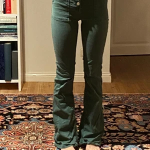 Zara jeans  - Säljer dessa as snygga, gröna bootcut jeans från zara!        Bra skick❤️