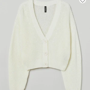 Stickad kofta  - Super fin stickad kofta från H&M, nyskick och nästintill oanvänd🥰🥰