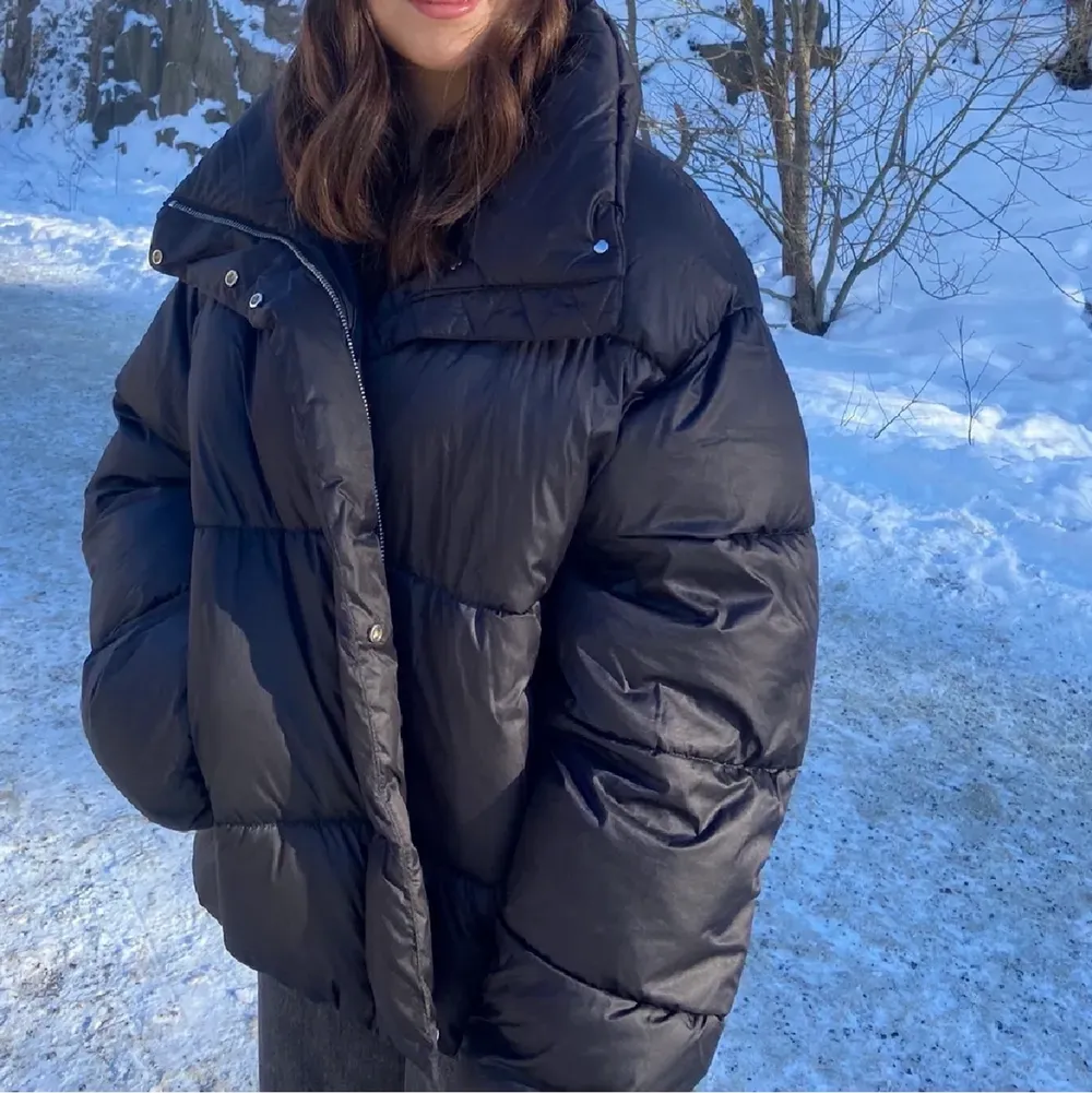 Puffer jacka från h&m 💓 Jag har vanligtvis XS och den är oversize på mig. Köp direkt för 450kr . Jackor.