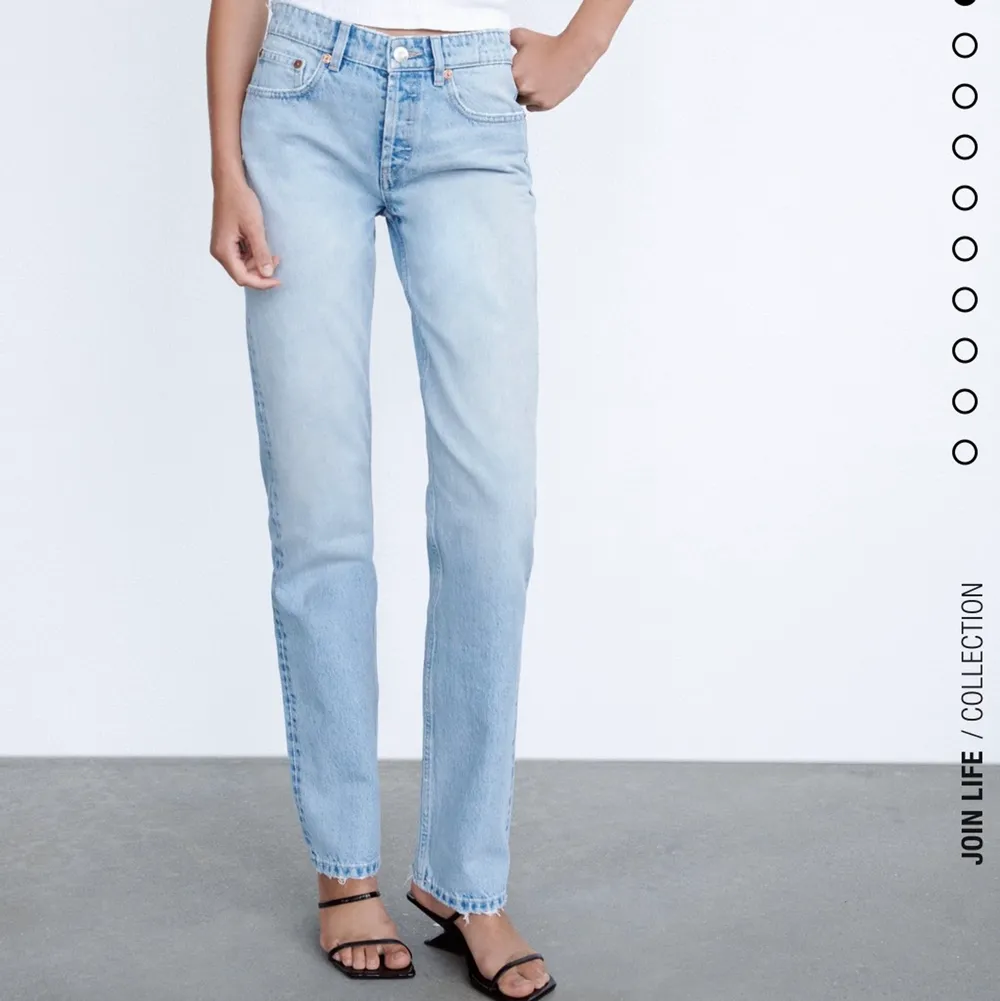 Säljer mina zara mid rise straight jeans i storlek 32! Endast använda fåtal gånger, så de är i mycket bra skick💓Jeansen är utsålda! Köparen står för frakten . Jeans & Byxor.