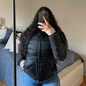 cedrico  - Storlek L men passar M , skick 10/10 , aldrig använt. Ny pris 1700kr 