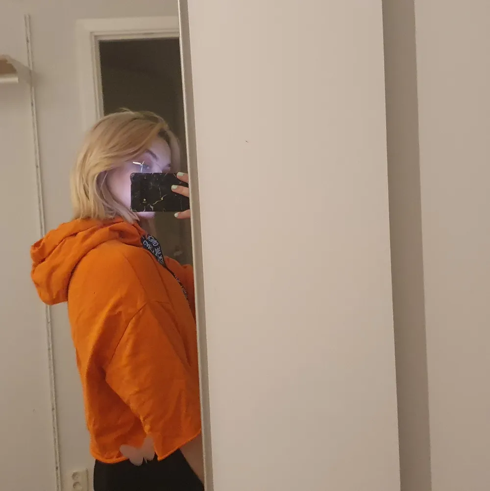 Fin orange kort hoddie med korta armar. Köpte den för 250 och säljer för 80 + frakt. Hoodies.