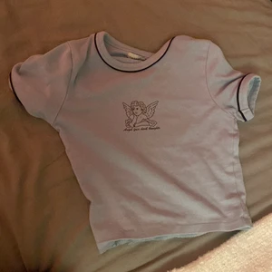 Pull and beer  - Storlek xs! Blå basic tröja med en ängel på som har används några gånger 👌