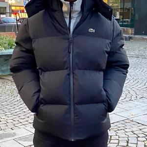 Lacoste Jacka - Nästan ny lacoste jacka i storlek M, säljer för att den är för stor. Byten av andra vinter jackor kan vara intressant t.ex moncler eller canada goose, kan slänga in en Hugo boss väst oxå (kolla min profil).