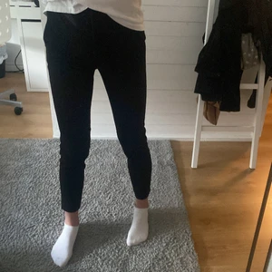 Kostymbyxor från zara  - Kostymbyxor från zara💕 ankellånga på mig som är 165, i väldigt bra skick, säljer för 170 kr+frakt