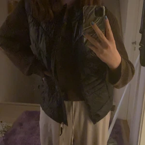 Vero Moda väst  - Vero Moda väst säljer för 120 kr, helt svart ni får betala frakten själv. Storlek L för stor för mig derför jag säljer❤️