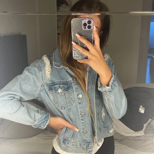 Jeansjacka lager 157  - Snygg jeansjacka från lager 157 med hål och slitningar. 