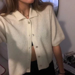 Vit kofta från & Other Stories - Säljer denna vita fina stickade kofta från & Other Stories. Inköpt för 690kr. Använt cirka 3 gånger.  Storlek S💘💘 pris kan diskuteras!