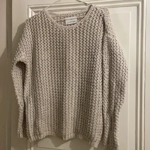 Stickad tröja  - Som ny. Jag tycker att den sitter som en S. Den är lös och ledig :) samfraktar med övriga annonser 