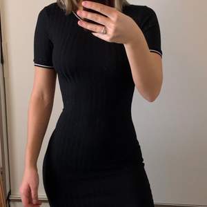 En svart ribbad klänning 