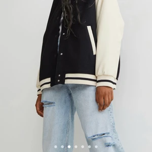 HM baseball jacka - Säljer denna nästintill oanvända jacka från H&M i strl 38! Beige/vit läderimitation på ärmarna. Lätt vadderad så hyfsat varm! Säljer pga rensar garderoben ✨ skriv så skickar jag fler bilder! Köpt för 399kr