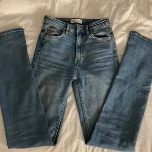 Ett par tajta långa högmidjade blåa jeans från zara med slits, mycketbra skick säljer dom för dom är för små för mej hade behövt en storlek större (små i storleken), köpte för 350kr dom är nästan oanvända.💗