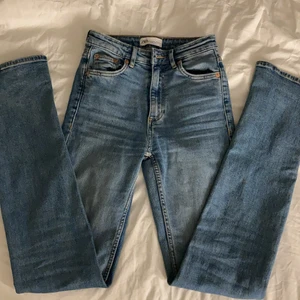 Blåa jeans från zara med slits  - Ett par tajta långa högmidjade blåa jeans från zara med slits, mycketbra skick säljer dom för dom är för små för mej hade behövt en storlek större (små i storleken), köpte för 350kr dom är nästan oanvända.💗