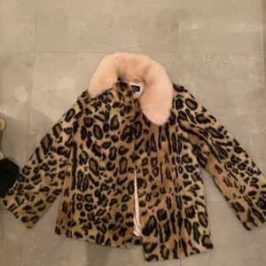 Fuskpäls leopard - Ball fuskpälsjacka från Topshop med rosa detalj i kragen. Rak passform. Nästintill oanvänd. Liknar Shrimps jackor. Ger en retro Paris look. 