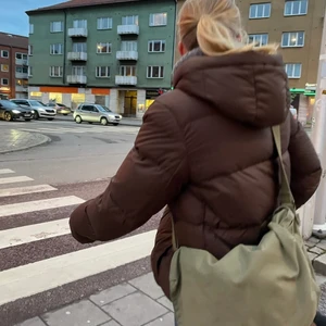 Brun pufferjacket - Intressekoll på min slutsålda pufferjacket från UNIQLO. Köpte den förra vintern men har tyvärr inte använt den trots att den är så skön. - inga skador! ❤️ nypris: 1000kr 