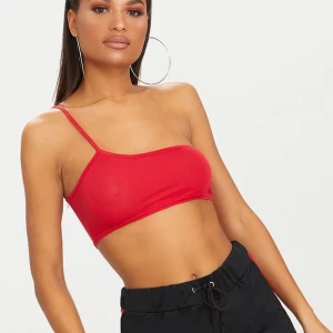 One shoulder röd topp - Röd one shoulder topp i bra skick! ❤️ säljes pga använder ej toppen! Säljes för 59kr + frakt, storlek XS