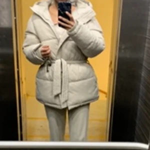 NLY trend precious puffer jacket  - Storlek 34, jackan är stor i storleken. Köpte jackan för 799. Haft i en månad och använt den 3 gånger. Säljer då den är för stor för mig. Jackan ser helt ny ut. 