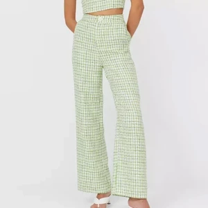 Byxor - Finaste grön - rutiga byxorna från stradvarius! Använda i gång så i nyskick! Strl 40, frakt ingår inte i priset!