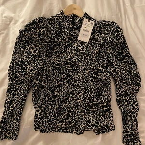 ZARA blus prislapp kvar - Blus från zara. Prislapp kvar storlek S