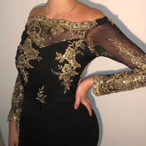 Festlig top  - Det är en body-top med guldiga mönster samt palljetter på, väldigt Festlig top använd 1 gång på nyår, den är köpt utomlands 