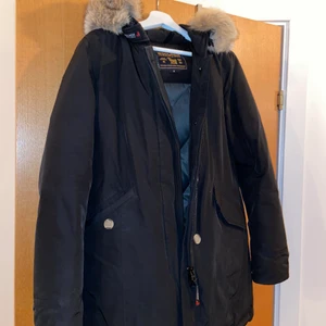 Svart woolrich parka jacka M - Svart woolrich jacka i storleken M. Mycket bra skick. Äkta pälsluva. Varm och passar bra på vintern :) hör av dig om du vill se bilder med den på!