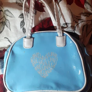 En liten handväska förr barn  - En liten handväska som är ljusblå 30kr