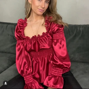 Murlong Cres satin topp - Röd satin topp från Murlong Cres i storlek S. Nypris 1000NOK, säljs för 700SEK då den är i perfekt skick. Perfekt till jul!    Skriv till mig om du har frågor eller vill lägga bud ❤️ PS: Jag är norsk och förstår svenska, men kommer svara på norska eller engelska.