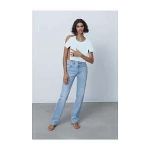 Zara mid rise jeans - Säljer dessa blåa jeansen i mid rise från Zara, då de är lite för små för mig❤️‍🔥 det är i bra skick, och sitter super snyggt💕 lång i benen skulle jag säga, då jag va typ 174 när de passade! köparen står för frakt, nypris: 360kr