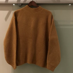 Stickad tröja  - Stickad tröja med ballongärm i fint skick, använd vid väldigt få tillfällen. 