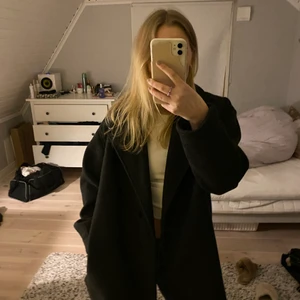 Kort kappa - Kort mörkgrå kappa från NA-KD! Jättebra skick och varsamt använd! Köp nu för extrapris! 